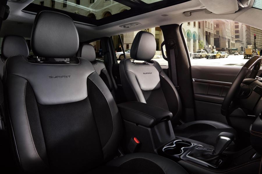Интерьер Jeep Grand Commander Summit (K8) 2018 года  (фото 6 из 24)